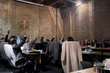 Conservative Cllrs raise hands to vote for amendments. 